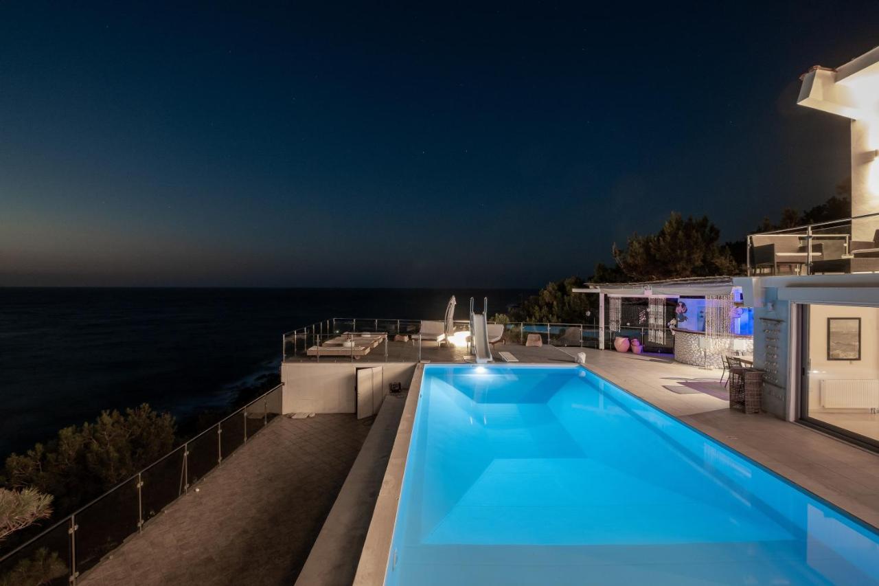 Icarus Luxury Beachfront Villa Gialiskari  Екстериор снимка